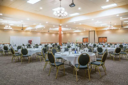 Ramada by Wyndham des Moines Tropics Resort & Conference Ctr