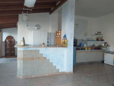 Room in B&B - Bright Quadruple Room a Stone Throw from the Sea Hotels in Atri