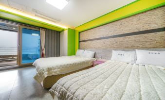 Geoje Island Jangmok Hawaii Pension (Caravan)