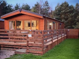 Hazel Oaks, Beautiful Lodge with Hot Tub - Sleeps 6 - Felmoor Park