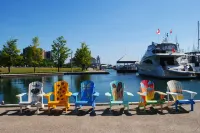 Holiday Inn & Suites Oakville @ Bronte Hotel dekat Sheridan College