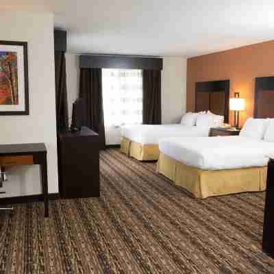 Holiday Inn Express & Suites CHEROKEE/CASINO by IHG Rooms
