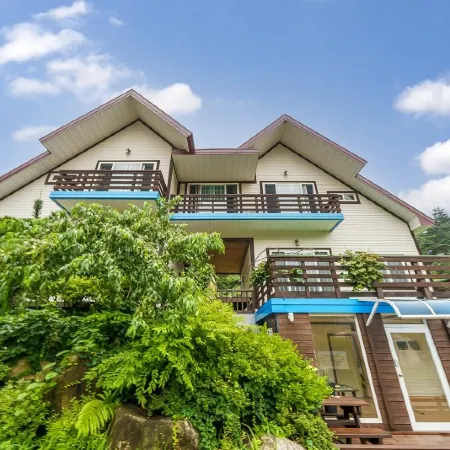 Gangneung Da Beach Pension Отели рядом с достопримечательностью «Парк Дэгванрён»