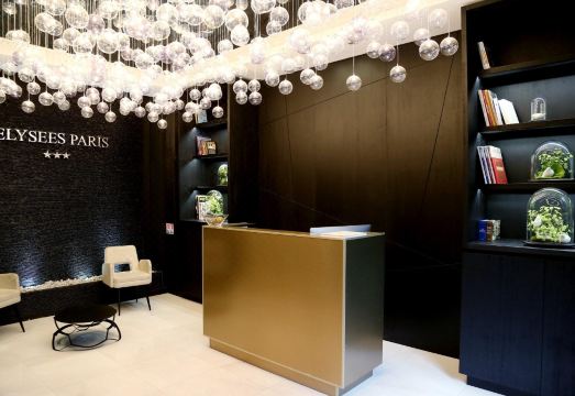 파리 호텔 객실 내부