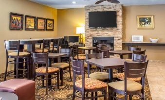 Rodeway Inn & Suites Near Okoboji Lake