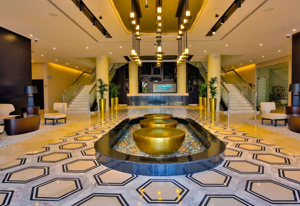 Four Points by Sheraton Production City, Dubai의 야외 수영장