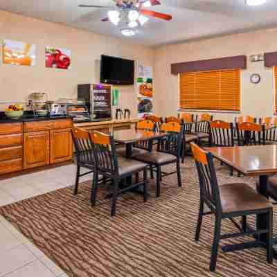 Quality Inn Dining/Meeting Rooms
