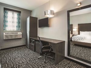 La Quinta Inn & Suites by Wyndham Baltimore Downtown