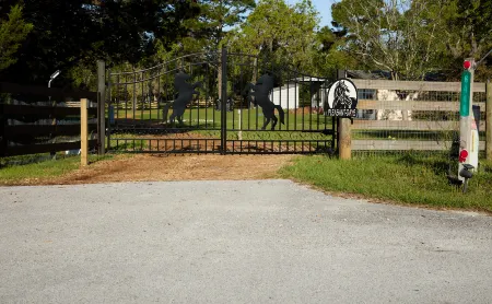 Pleasant Days Lodging Southwest Cottage. Отели рядом с достопримечательностью «Get Up and Go Kayaking - The Chaz»