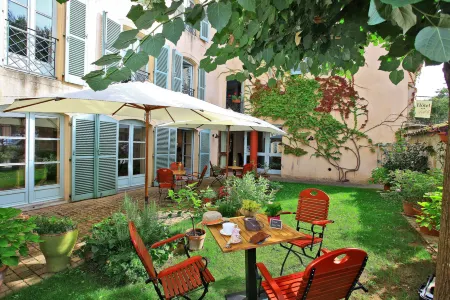 Hôtel le Quatorze Отели в г. Фронтенак