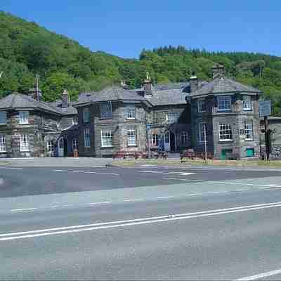 The Oakeley Arms Hotel Hotel Exterior