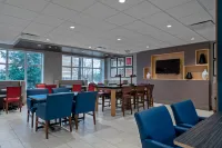 Holiday Inn Express & Suites WOODBRIDGE by IHG - breakfast