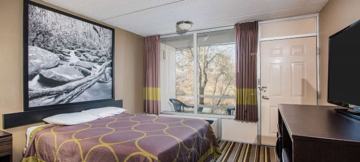 Super 8 by Wyndham Sevierville Riverside Hotels in Sevierville