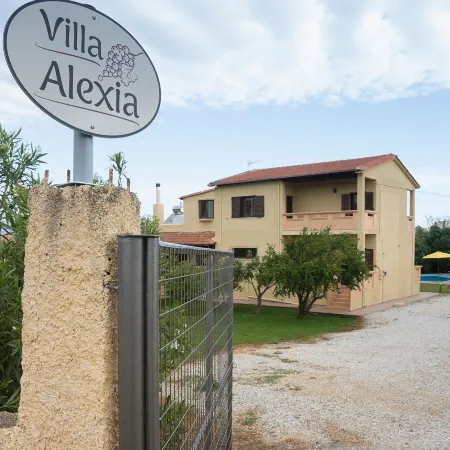 Exclusive Crete Villa Villa Alexia 4 Bedrooms Large Lawned Gardens Отели в г. Малеме