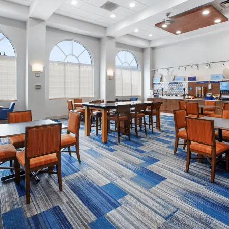 Holiday Inn Express & Suites WARRENTON by IHG