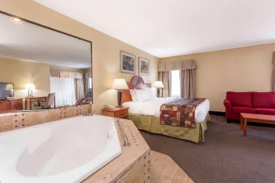 Baymont by Wyndham LaGrange Hotel dekat Lafayette Fountain