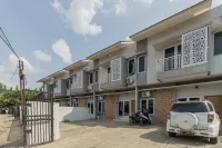 RedDoorz @ Jalan Demang Lebar Raya Palembang Hotel di Palembang