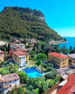 Regina Adelaide Hotel & Spa فنادق في غرادا