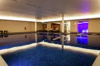 Lincoln Plaza London, Curio Collection by Hilton - piscine
