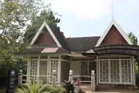 Diyar Villas Puncak M3/8 Hotels in Sukaresmi