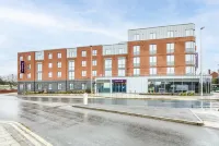 Premier Inn Wokingham Town Centre Hotels near Dinton Pastures Country Park