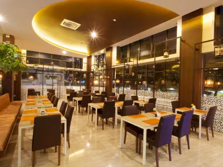 Grand Sovia Hotel Отели в г. Cicendo