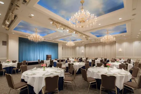 ANA Crowne Plaza Matsuyama Отели рядом с достопримечательностью «Bocchan Wind up Clock»