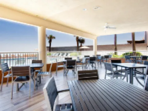 Holiday Inn & Suites 代託納比奇上的海洋 代託納海灘酒店