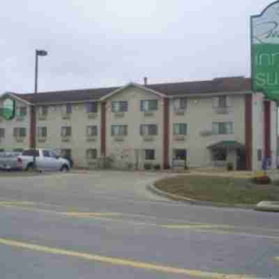 The Quincy Inn & Suites Hotel Exterior