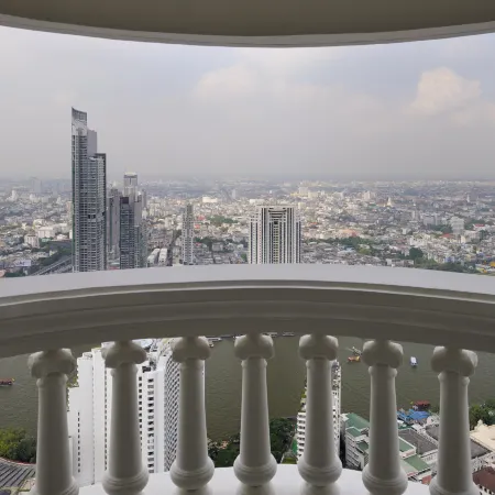 lebua at State Tower Отели рядом с достопримечательностью «Школа Assumptionsuksa»