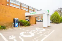 Holiday Inn LONDON - GATWICK AIRPORT by IHG - parking
