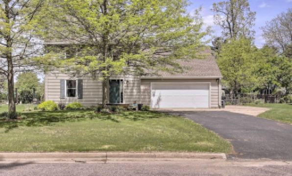 Cozy Wisconsin Springs Home < 2 Mi to Dtwn! - Housity