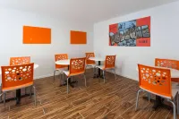 Super 8 by Wyndham Dubuque - Breakfast