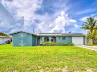 'Tropical Landing' Stuart Home w/ Pool + Grill! Hotels in Stuart