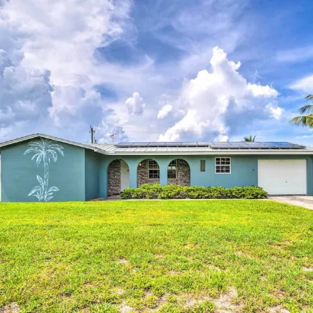 'Tropical Landing' Stuart Home w/ Pool + Grill!