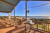 Sunny Lakefront Escape w/ Private Beach & Deck - parkir