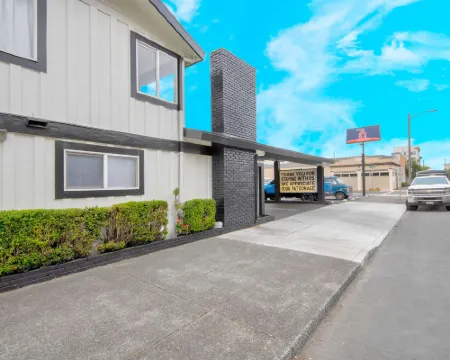 Americas Best Value Inn & Suites Eureka Hotels in Eureka