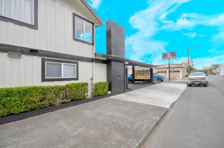 Americas Best Value Inn & Suites Eureka Отели в г. Samoa