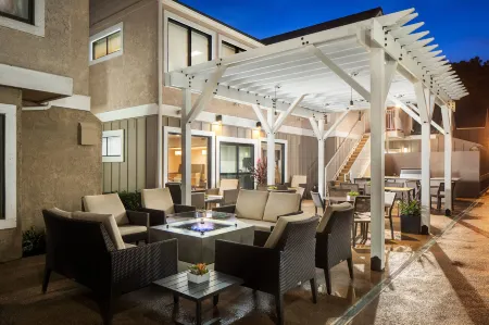 Residence Inn San Diego La Jolla Отели рядом с достопримечательностью «Библиотека Гейзел»