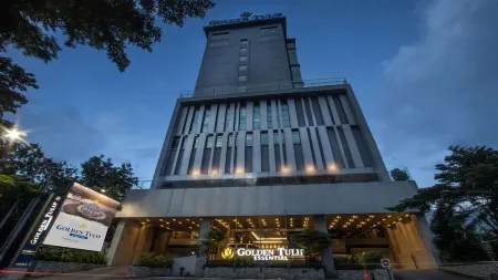 Golden Tulip Essential Makassar Отели рядом с достопримечательностью «Wisma Pattimura»