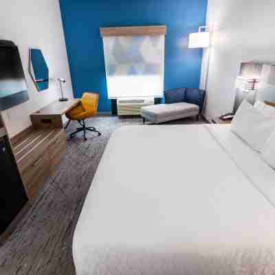 Holiday Inn Express & Suites Huntsville Airport Rooms