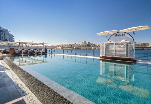 바르셀로 포티나 말타의 야외 수영장 전경