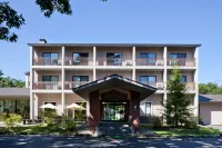 Auberge Cosmos Hotels near Tadewara Wetlands