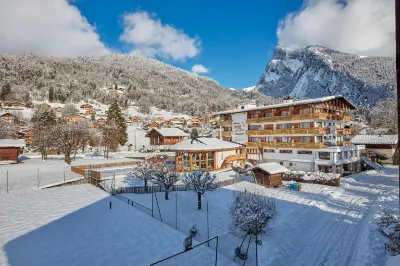 Chalet-Hôtel Neige et Roc, the Originals Relais فنادق في Samoens