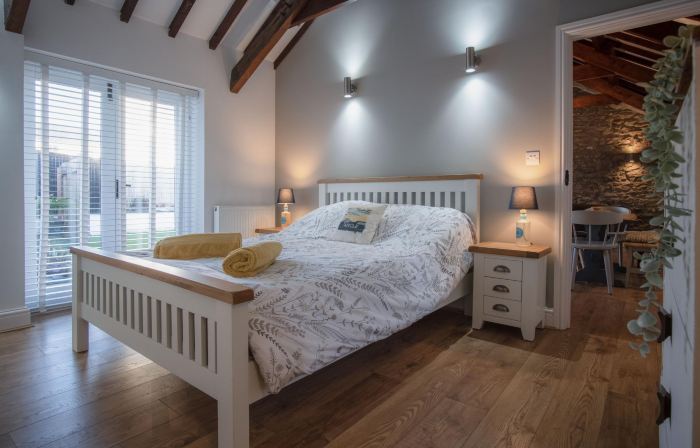 The Old Stables - 3 Bedroom Cottage - Angle