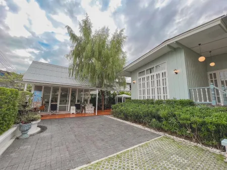 Hometown Hometale Отели рядом с достопримечательностью «Zen Paradise Chiang Mai Villa»