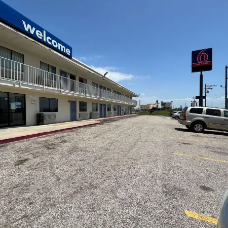 Studio 6 Galveston, TX Отели рядом с достопримечательностью «Port Of Galveston»
