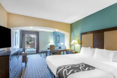 La Quinta Inn & Suites by Wyndham Stonington-Mystic Area Отели в г. Pawcatuck