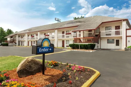 Days Inn by Wyndham Queensbury/Lake George Отели в г. Аргайл