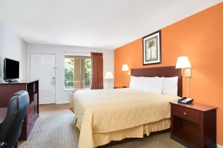 Super 8 by Wyndham Defuniak Springs Отели в г. Дефьюниак Спрингс